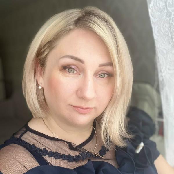 Я вернулась домой за подарком для бабушки и случайно узнала страшную правду о муже и маме